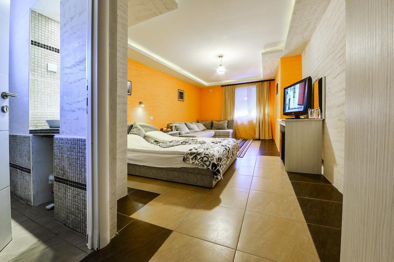 Vila Etna Hotel Ugrinovci  Exterior photo